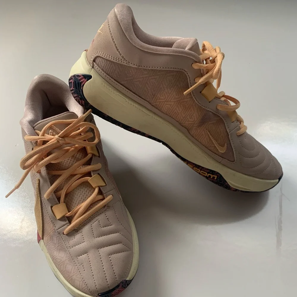 Nike Giannis zoom freak  5 basketball shoes Womans size 9 fossil stone color